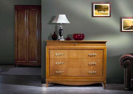 Комод широкий в данной коллекции отличается видом отделки и фурнитуры