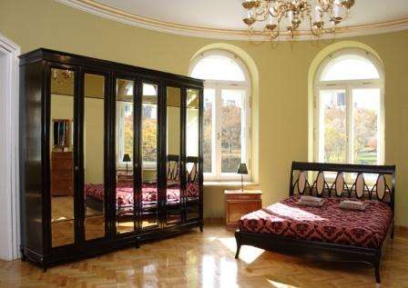 Шкаф на 6 дверей и кровать в черном цвете