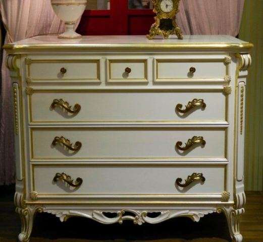декорированные ручки комода широкого румынской спальни