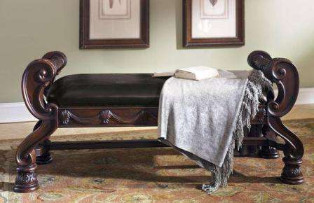 Банкетка станет удобным местом для сиденья в зоне для нанесения макияжа, а также придаст комнате изюминку