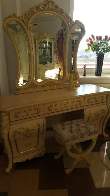 Туалетный столик с зеркалом