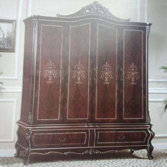 Шкаф 4-х дверный на ножках выделятся классическими формами