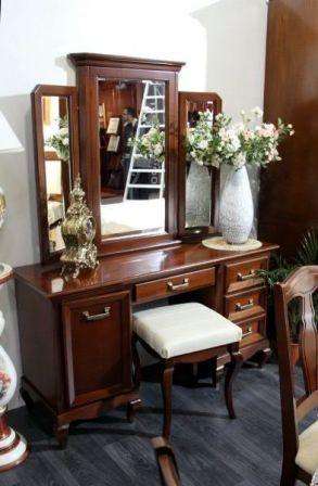 Туалетный стол выделяется симметричной конструкцией, состоит из тумбы с 3-мя выдвижными ящиками и тумбы с распашной дверцей