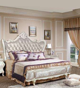 Кровать отличается очень высоким изголовьем, которое по форме напоминает королевскую корону. В центральной части расположен резной декор в классическом стиле.