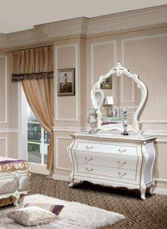 Комод по форме похож на тумбу и состоит из трех выдвижных ящиков. Использовать его можно для организации уютной зоны для макияжа или хранения вещей