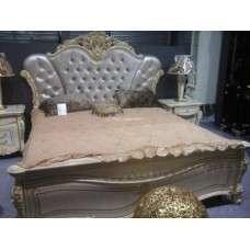 Кровать займет центральное место в комнате и станет настоящим украшением интерьера. Изголовье отличается симметричными формами и массивным декором в центральной части. У кровати Аделаида низкое изножье,