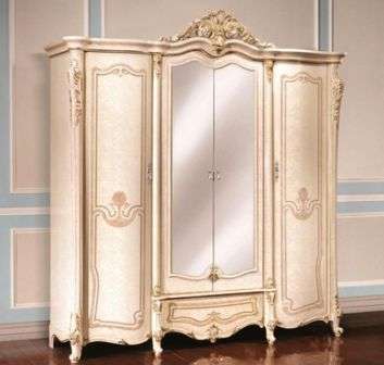 Шкаф 4-х и 5-ти дверный выполнен в роскошном классическом стиле, поэтому отличается симметричной конструкцией и массивным резным декором. Благодаря зеркальным фасадам шкаф Аделаида