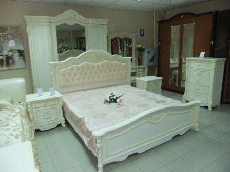 Кровать с высоким изголовьем и низким изножьем по праву займет центральное место в спальне. Изголовье обито мягкой экокожей