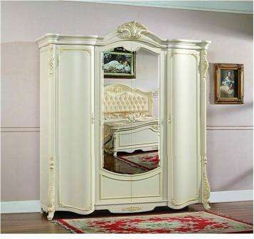 Шкаф 4-х дверный с зеркальными и глухими фасадами станет настоящим украшением спальни. Отличительная особенность шкафа Валентина