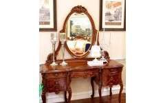 Туалетный столик с зеркалом выделяется оригинальными формами. Данный предмет мебели симметричный и украшен отделкой ручной работы. Благодаря высоким фигурным ножкам столик смотрится изящно и элегантно.