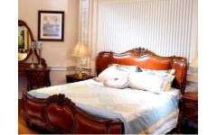 Кровать Людовик с высоким изголовьем и низким изножьем не будет смотреться массивно в вашей спальне и поможет обустроить спальную зону наилучшим образом. Спальное место – 1.8, поэтому вы сможете дополнительно подобрать подходящий матрас для кровати. Обивка кровати выполнена из кожзама.