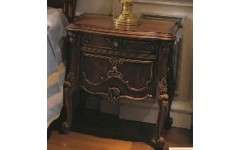 Тумбочка прикроватная на высоких фигурных ножках станет отличным дополнением зоны для отдыха. Фасады тумбочки привлекают изящной резной отделкой ручной работы. Столешница имеет скругленные углы