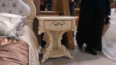 Тумба прикроватная – незаменимый элемент для создания многофункциональной спальной зоны. Тумба Ренессанс Энигма привлекает необычной конструкцией, так как состоит из одного выдвижного ящика, который установлен на ножках. Фасад тумбы украшен рисунком и фурнитурой. Размеры: 600х240х730