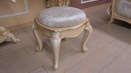 Пуф станет изящным дополнением зоны для нанесения макияжа. Мягкая обивка пуфа по стилю сочетается с обивкой изголовья и изножья кровати. Фигурные ножки придают мебели нотки элегантности. Габариты: 430х430х510