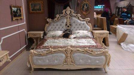 Кровать со спальным местом 1,8 идеально подойдет для комнаты одного человека или супружеской пары. Изголовье симметричное, с красивой мягкой обивкой