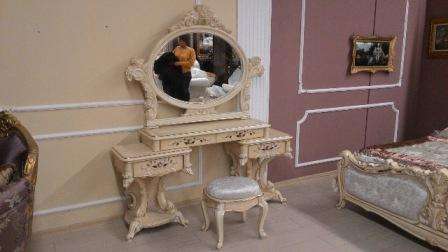 Стол туалетный обязательно должен присутствовать в классическом интерьере. С помощью данного предмета мебели легко обустроить в спальне зону для гигиенических процедур. Стол Ренессанс Энигма привлекает оригинальным дизайном. Состоит из двух прикроватных тумб, соединенных столешницей. Габариты: 1550х420х730