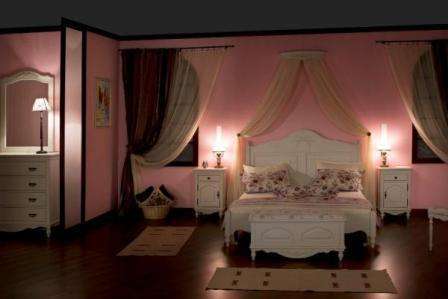 Тумбочка прикроватная состоит из выдвижного ящика и полочек, закрытых распашной дверцей. Две тумбы станут отличным дополнением спального места