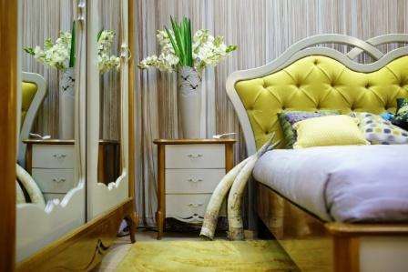 Спальня Veneta идеально впишется в классические интерьеры или в истинный модерн, в котором объединяются в единый ансамбль классика и современность. Ажурные линии, аккуратные формы и утонченный дизайн мебели отличает румынскую коллекцию Венета.