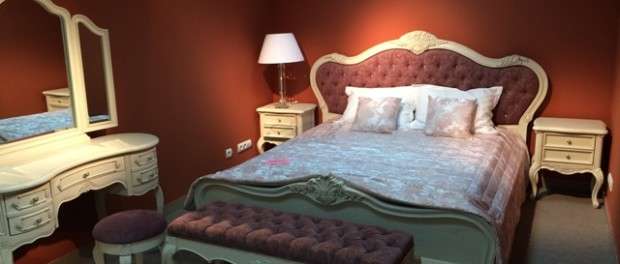 Спальня Софи из натурального дерева в цвете слоновая кость станет изящным дополнением вашей комнаты для отдыха. Коллекция привлекает нежной отделкой, плавными линиям и резным декором ручной работы. Вы можете подобрать цвет обивки изголовья кровати,