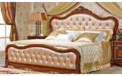 Кровать со спальным местом 1,8 станет удобным местом для отдыха одного человека или супружеской пары. Кровать Николас 8221 привлекает мягкой обивкой изножья и изголовья. Кремовая тканевая обивка придает особый вид мебели, а пикировка пуговицами подчеркивает классический стиль мебели. Габариты: 2080*2210*1590