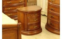 Тумбочка прикроватная привлекает полукруглой формой и аккуратным резным декором. В трех выдвижных ящиках вы сможете хранить множество мелочей и сделать спальное место более комфортным. Габариты: 620*440*620