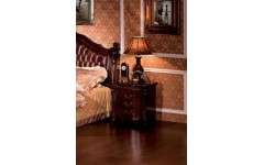 Кровать Карпентер 220 со спальным местом 1,8 обеспечит комфортный отдых и здоровый сон. Изголовье кровати в верхней части украшено резным декором ручной работы. Кожаная обивка с пуговицами придает мебели благородный внешний вид. Изножье низкое, отличается простой формой с резными элементами.