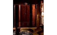 Шкаф четырехдверный Карпентер 220 отличается хорошей вместительностью, так как в нижней части его расположены выдвижные ящики для мелкой одежды или полотенец. Шкаф классической формы с резным декором в верхней части гармонично впишется в вашу спальню. Габариты: 2040*670*226