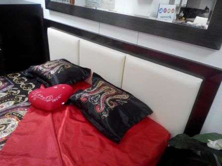 Кровать может быть обычной конструкции или с подъёмным механизмом.