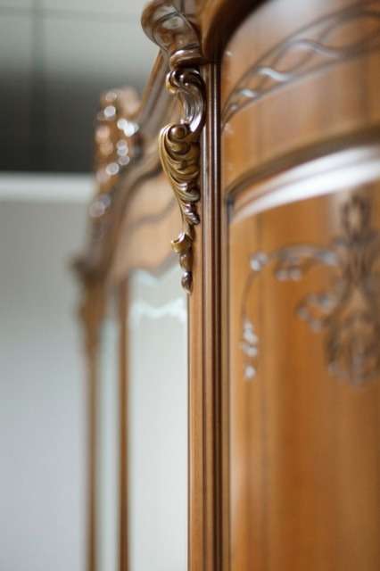 Шкаф Аллегро с зеркальными фасадами отличается хорошей вместительностью и поможет хранить гардероб всех членов семьи.