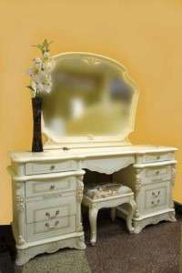 сли вы хотите купить более вместительный туалетный столик, то можете обратить внимание на модель CF-8053 из коллекции Беатриче.