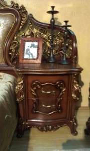 Тумба Джоконда состоит из двух выдвижных ящиков, фасады которых украшены резным декором. Фигурные ножки и столешница со скругленными углами подчеркивают классический стиль мебели. Габариты