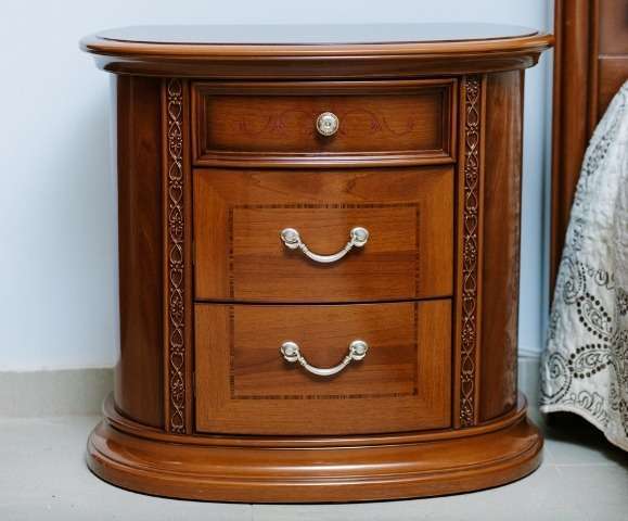 Тумба прикроватная Валенсия София выделяется полукруглой формой и резным декором. Полукруглая форма делает мебель аккуратной и изящной.