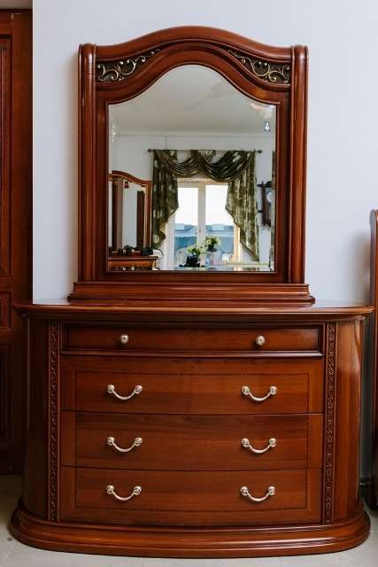 Комод с зеркалом состоит из 4 больших и одного маленького ящика. Зеркало имеет прямоугольную форму,