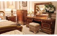  Стол туалетный выделяется массивной и симметричной конструкцией. Состоит из выдвижных ящиков, украшенных кнопочной золотой фурнитурой