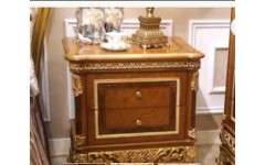 Тумбочка прикроватная имеет правильную форму и декоративные элементы в стиле барокко. Фрезерованные элементы и резной декор покрыты позолотой.