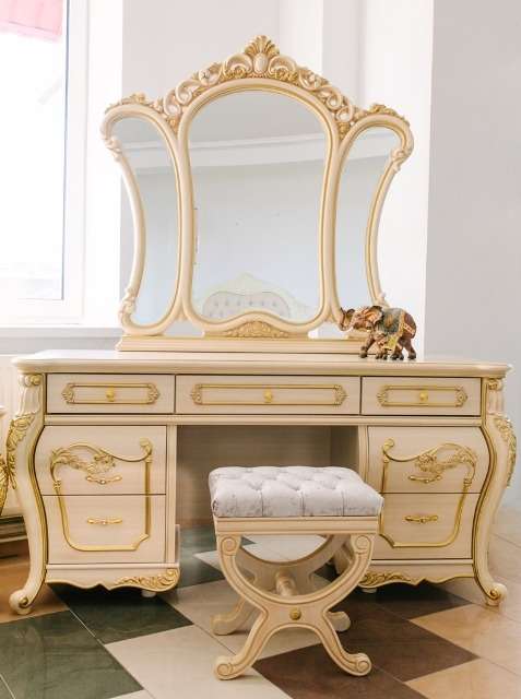 Стол туалетный Милан не оставит равнодушной ни одну женщину. Плавные линии и изысканный резной декор подчеркивает элегантность и красоту классической мебели.