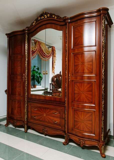 Шкаф четырехдверный с зеркалом привлекает многофункциональностью и классическим внешним видом.