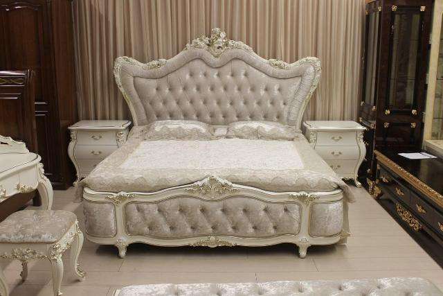 Кровать с высоким изголовьем имеет удобную конструкцию