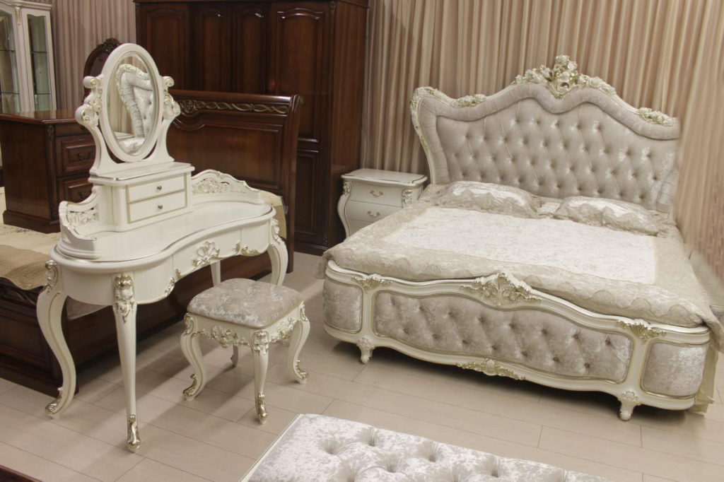 фото кровати с мягким бархатным изголовьем "Шампань"