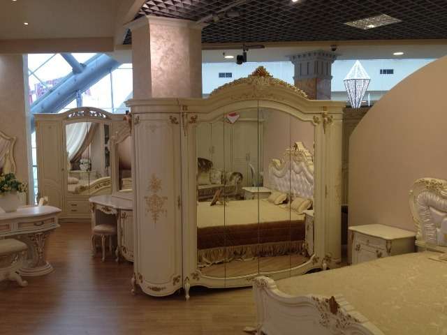 белый шкаф с зеркалами