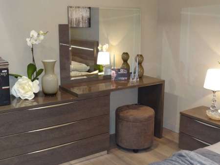 туалетный столик с зеркалом и пуфом