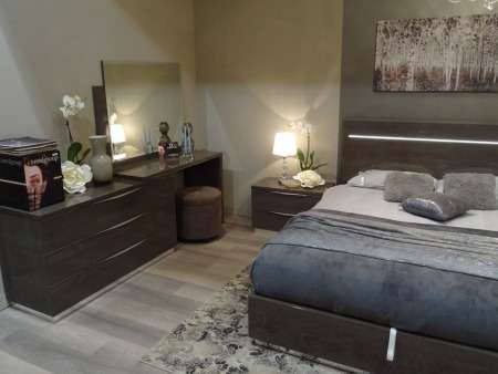 Тумба прикроватная с основанием гармонично сочетается по стилю с кроватью, поэтому поможет в создании функциональной зоны для отдыха