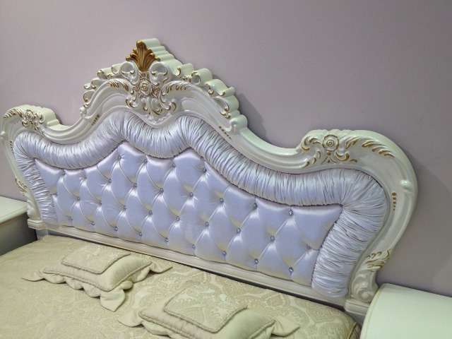 белое мягкое изголовье кровати Элиана