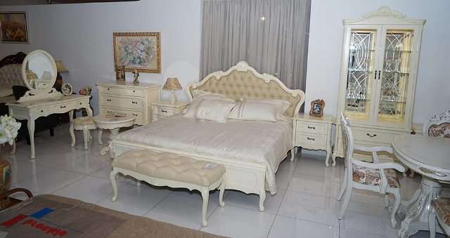 белая спальня с банкеткой и кабинетом