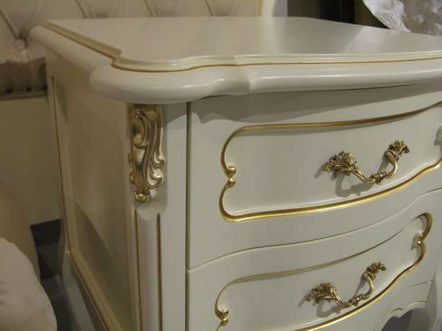 Фото декора тумбы золотом