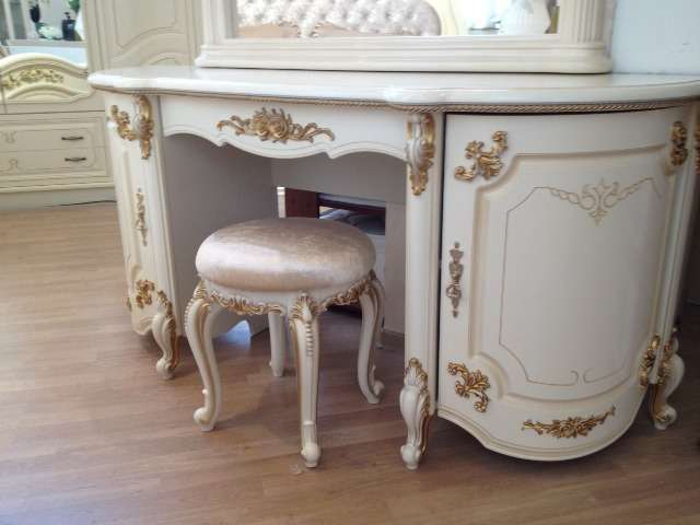 стол туалетный с пуфом