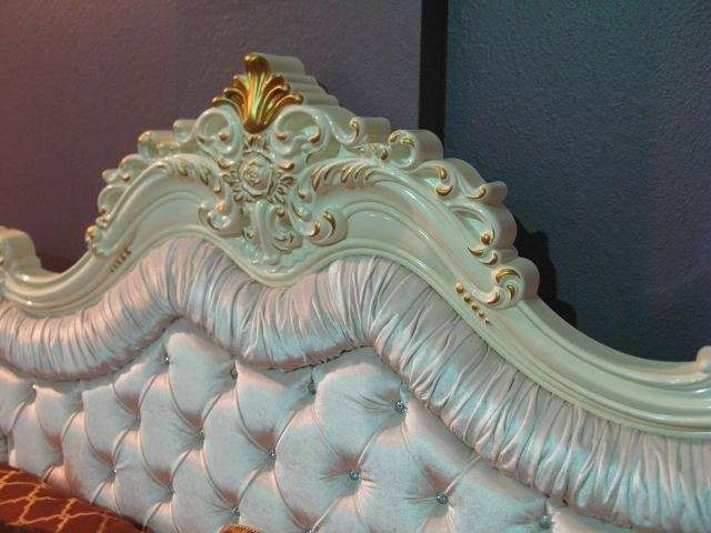 корона кровати украшена сусальным золотом