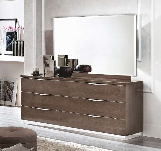 Полукруглая фурнитура подчёркивает классический стиль изделия.