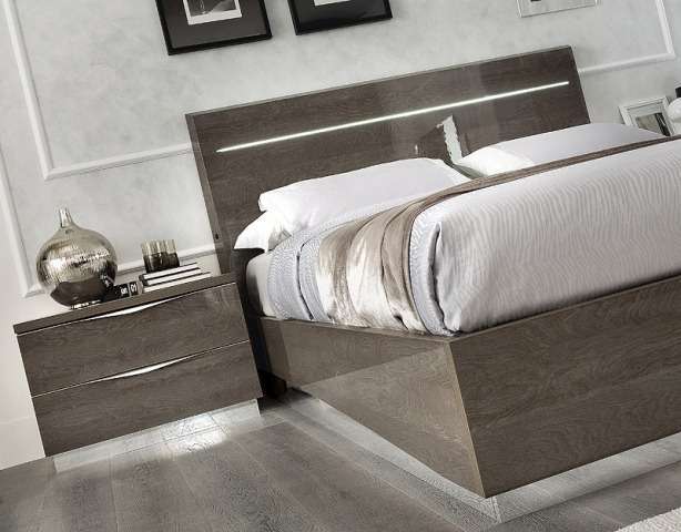 Зеркало прямоугольной формы на специальной подставке повысит функциональность туалетного стола