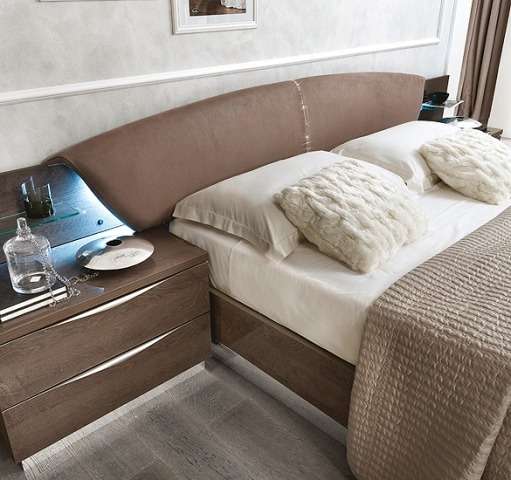 кровать и прикроватные тумбы